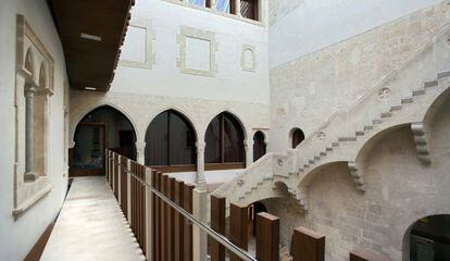 El patio del edifico g&oacute;tico, tras la intervenci&oacute;n de Santiago Vives que lo ha transformado en el vest&iacute;bulo del museo.