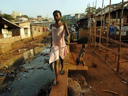 Una adolescente camina por una calle de Freetown, en Sierra Leona.