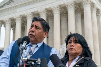 Jose Hernandez y Beatriz Gonzalez, padrastro y madre de Nohemi Gonzalez, en el Tribunal Supremo de Estados Unidos, en Washington (EE UU).