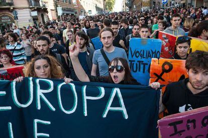 Estudiantes protestan contra las pol&iacute;ticas de austeridad en Roma.