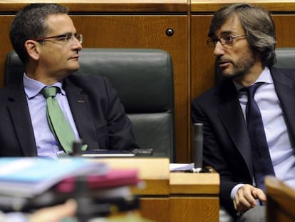 Basagoti (a la izquierda) con su n&uacute;mero dos, I&ntilde;aki Oyarz&aacute;bal, en un pleno del Parlamento.
