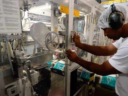 Un empleado de la compa&ntilde;&iacute;a Kimberly-Clark en Maracay, Venezuela