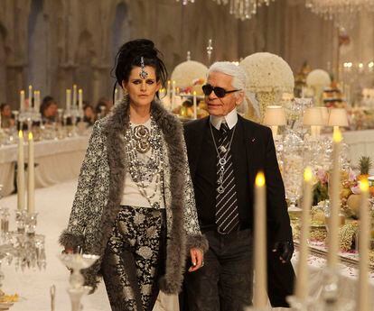 Stella Tennant y Karl Lagerfeld al cierre de un desfile de Chanel, firma a la que la modelo estuvo siempre muy vinculada.