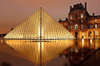 Pirámide del Museo del Louvre