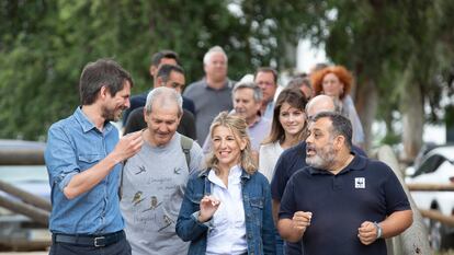 Yolanda Díaz,  junto al nuevo portavoz de campaña de SUMAR, Ernest Urtasun (i), este miércoles durante su visita a Doñana.