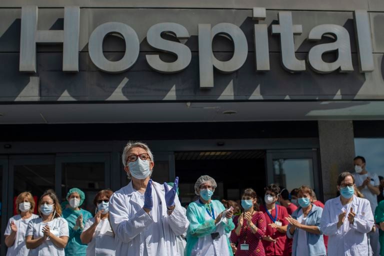 Sanitarios del Hospital de La Paz, en Madrid, homenajean a un compañero fallecido por coronavirus.