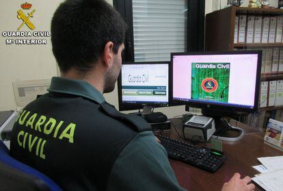 Un agente de la Guardia Civil encargado de investigar delitos cometidos a través de la red.