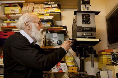 Adolfo Kaminsky en su estudio.