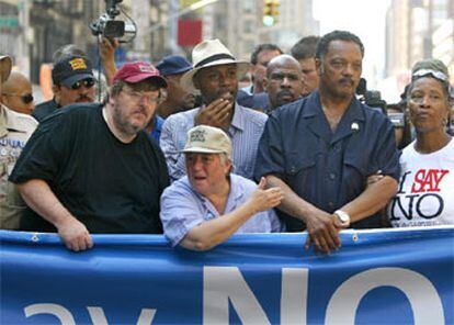 El director de cine Michael Moore, a la izquierda, con el reverendo Jesse Jackson, en la cabeza de la manifestación anti-Bush en Nueva York.