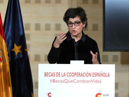 La ministra de Asuntos Exteriores, Arancha González Laya, interviene durante la presentación de las "Becas de la Cooperación Española #becascambianvidas", este miércoles en el Palacio de Viana en Madrid.