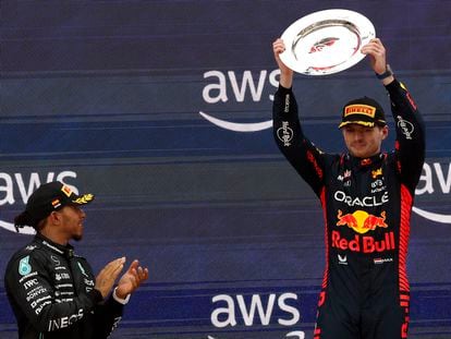 Max Verstappen levanta el trofeo en el GP de España en presencia de Lewis Hamilton, segundo.