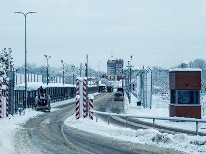 El puente fronterizo entre Estonia y Rusia en Narva, Estonia.