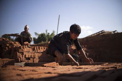 La fabricación de ladrillos está en auge en un país que necesita reconstruirse. Sin embargo, los obreros no cuentan en muchos casos con la formación necesaria para la construcción, por lo que expertos de otros países han acudido para formarles.