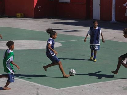 Los niños del proyecto de Marcos Lelella juegan en el Morro Do Salgueiro.
