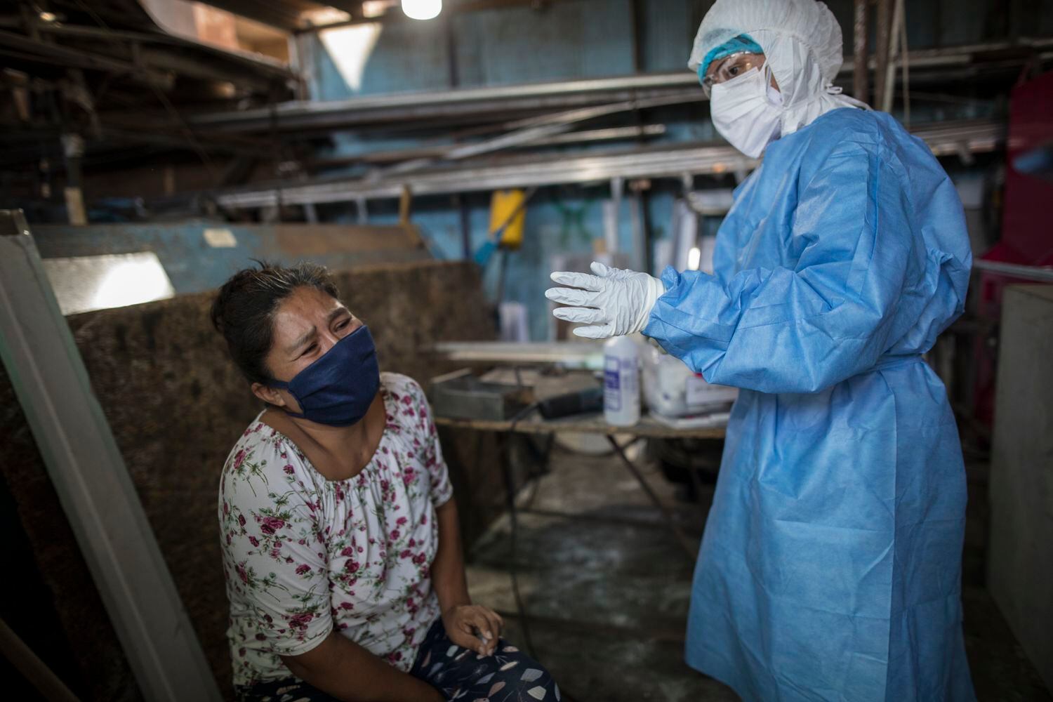 Una mujer llora después de una extracción de sangre durante una prueba de coronavirus en Lima (Perú).