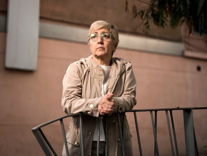 Mercedes Chiva, que denuncia abusos de un jesuita, frente al edificio de Rubí, Barcelona, donde se encontraba la iglesia de Sant Feliu, en la que el acusado era párroco.