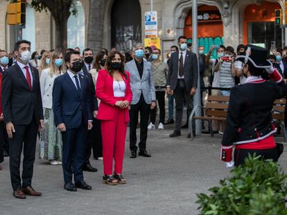 El president Pere Aragonès, junto con Jordi Puigneró y Laura Vilagrà, en la ofrenda floral  a Rafael Casanova de la Diada.