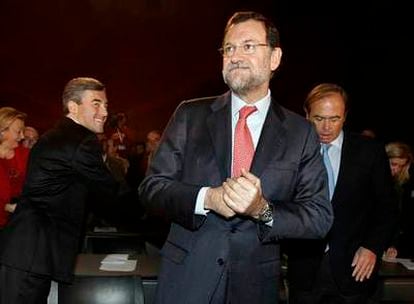Ángel Acebes, Mariano Rajoy y Pío García Escudero, en la primera jornada de la conferencia.
