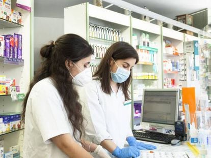 Dos mujeres trabajaban en una farmacia durante la pandemia.