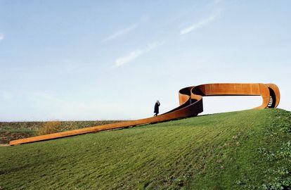 <b>THE ELASTIC PERSPECTIVE, CARNISSELANDE, ROTTERDAM (HOLANDA) / NEXT ARCHITECTS. </b>Un mirador-escalera de acero oxidado para ver Rotterdam (Holanda). Su nombre, La Perspectiva Elástica, hace referencia a la figura que inspiró el proyecto: la cinta de Moebius (se consigue uniendo los dos extremos de una tira de papel después de dar media vuelta a uno de ellos). Donde la parte superior se convierte en inferior el paseo se acaba.