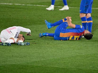 Lucas Vazquez  y Sergio Busquets, tras el choque en el que se lesionó el primero.