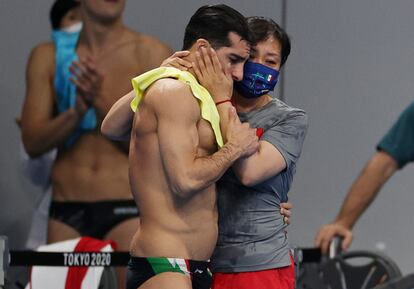 Rommel Pacheco es abrazado por su entrenadora, Ma Jin, tras su último clavado.