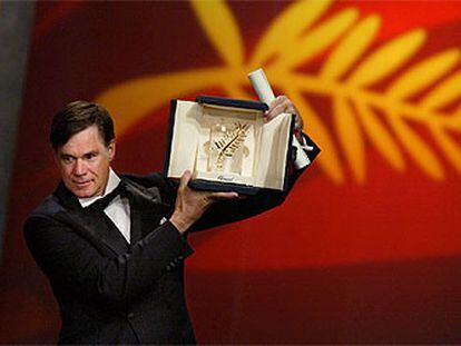 El director Gus van Sant levanta la Palma de Oro del 56º Festival de Cannes por <i>Elefante.</i>