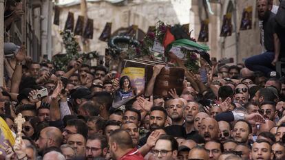 Una multitud de personas acompaña el ataúd de la periodista Shireen Abu Akleh durante su funeral, este viernes en Jerusalén.