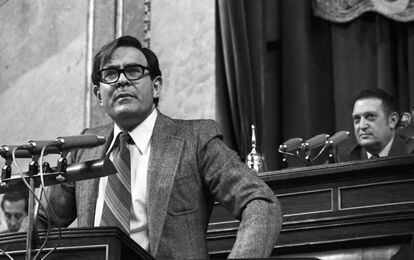 El diputado del Partido Comunista de España (PCE) Ramón Tamames, interviene durante una sesión del Congreso en enero de 1978.