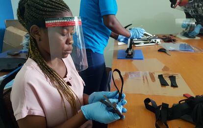 Una trabajadora prepara protectores faciales contra la covid-19 en Dar es Salam, Tanzania, en mayo de 2020.