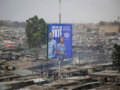 Cartel electoral de los candidatos Raila Odinga y Martha Karua en el barrio de Mathare (Nairobi), el pasado viernes.