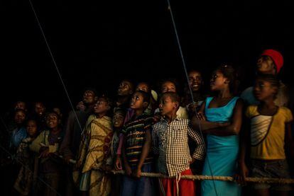 Niños viendo una película al aire libre en Ambovombe.