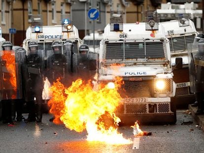 Despliegue de la policía antidisturbios frente a un fuego, durante las protestas el jueves en Belfast.