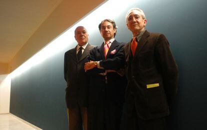 Emilio Giménez, primero por la izquierda, junto a los también arquitectos Ignacio Vicens y Manuel Portaceli, en una imagen de 2003.