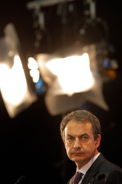 El presidente del Gobierno, José Luis Rodríguez Zapatero, durante la rueda de la Cumbre UE, América Latina y Caribe.