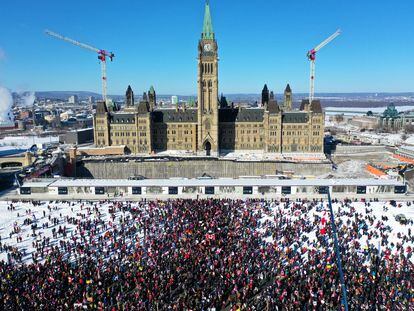Un grupo de manifestantes a las puertas del Parlamento de Canadá, en Ottawa, este sábado 29 de enero.