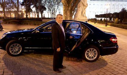 Un chófer junto a su vehículo de la plataforma Cabify en Madrid.