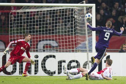 Benzema marca por la escuadra en el partido contra el Ajax.