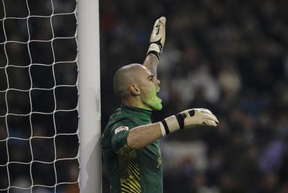 Valdés, en el 'clásico' del 10 de diciembre, molestado por un láser.