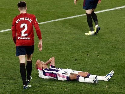 Nacho Vidal observa que Orellana se lamenta en el suelo durante el partido entre Osasuna y Valladolid este sábado en El Sadar.