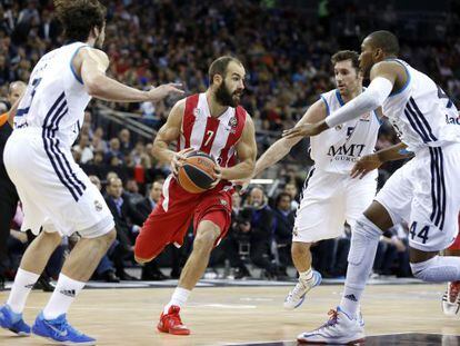 Spanoulis, rodeado por Llull, Rudy y Slaughter en la final de la pasada Euroliga