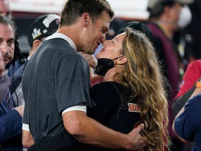 Tom Brady besa a Gisele Bündchen tras ganar en la Super Bowl, el 7 de febrero de 2021.