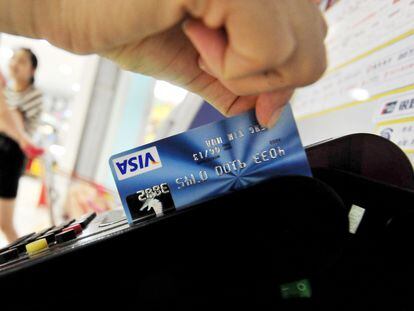 En España, un 13% de las personas que utilizan la tarjeta de crédito no paga sus recibos a tiempo.