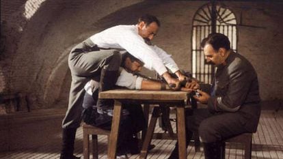 Secuencia de tortura a un preso de 'El crimen de Cuenca', de Pilar Miró, una de las películas más atacadas por los ultras en la Transición.