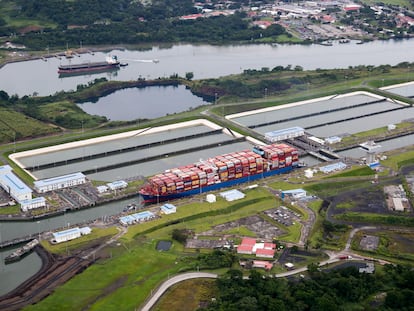 Un buque portacontenedores transita por el Canal de Panamá en agosto de 2023.