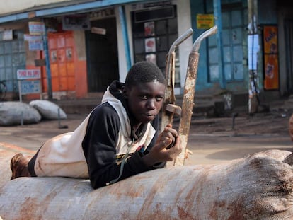 Cargando sacos de 50 kilos, los chicos de la calle de Eldoret consiguen 50 chelines, apenas medio euro.