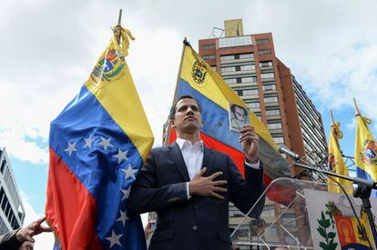 Guaidó pidió a los venezolanos que también juren "ante Dios (...) respaldar la lucha del cese de usurpación y asumir responsabilidad bajo los artículos 333 y 350" de la Constitución, para lograr el respaldo de la Fuerza Armada y de la comunidad internacional.