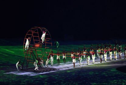 Artistas participantes en la ceremonia inaugural  de apertura de los Juegos Olímpicos de Río 2016 en el estadio de Maracaná el 5 de agosto.