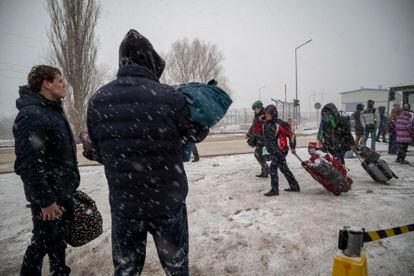 En el puesto fronterizo de Palanca, en territorio Moldavo, cientos de refugiados ucranianos se enfrentaban a las bajas temperaturas mientras esperaban a que pequeños autobuses los recogiesen para llevarlos al centro de acogida que se había trasladado a un espacio más lejano para no colapsar este lugar. 