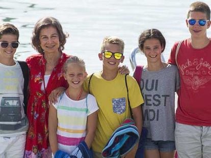 Doña Sofía posa en Mallorca con cinco de sus nietos.